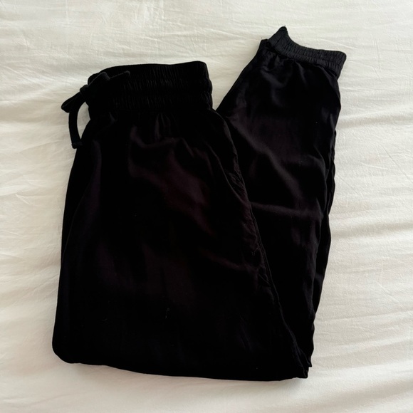 Aritzia Sunday Best Black Joggers - Picture 2 of 11